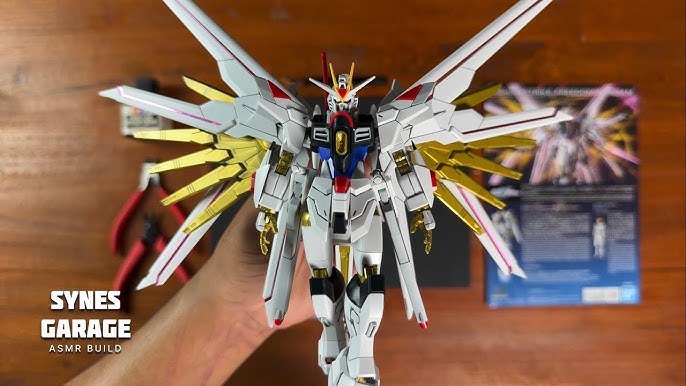 Bandai: Freedom Gundam HG 1/144 Model Kit Mighty Strike